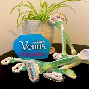 7 New Disposable Sensitive Venus Razors (Green)